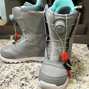Women’s Mint Boa Burton boots. Grey and teal cheetah print.